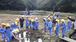 時津幼稚園年長組、相川自治会、長崎市環境政策課（令和6年2月7日）の画像