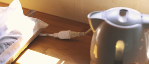 家具等により電気コードの画像