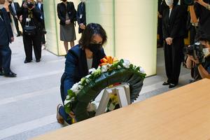 追悼空間で献花の画像1