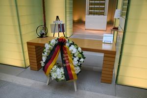 追悼空間で献花の画像2