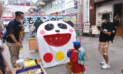 まもるンダとふれあう様子